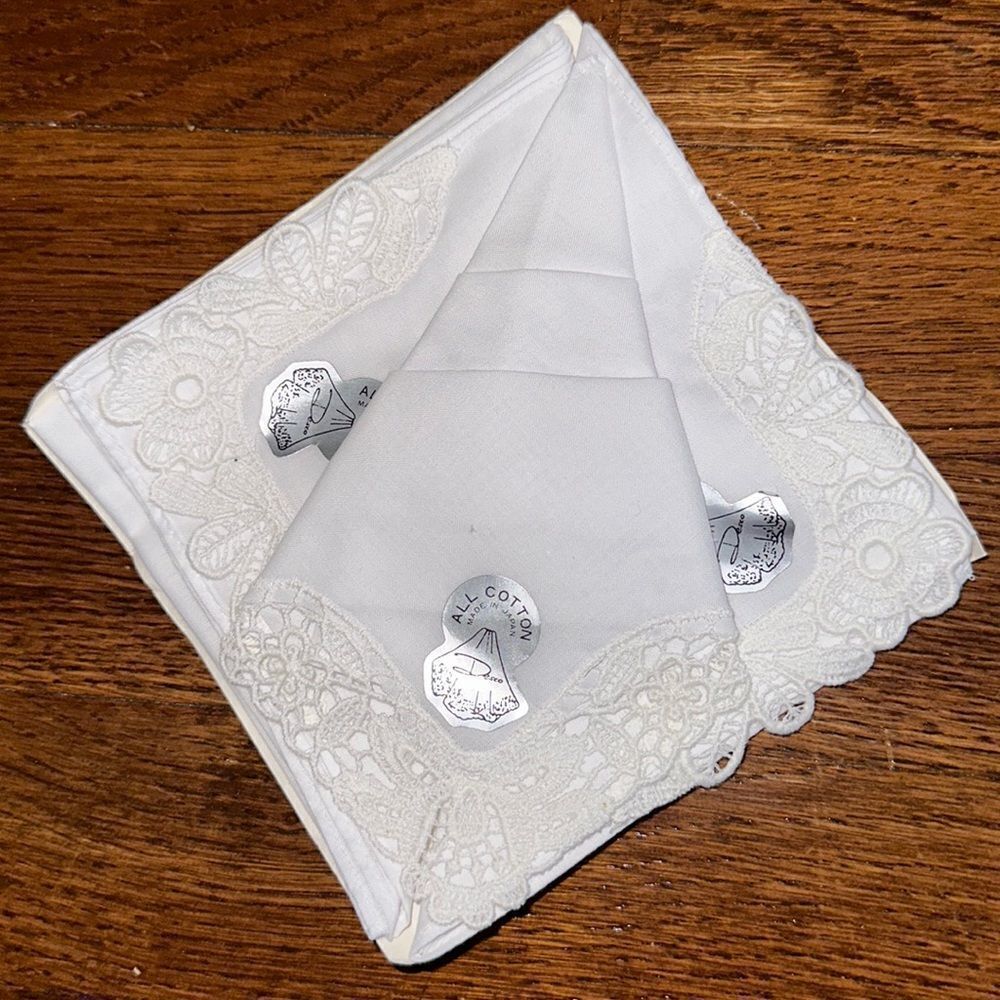 NWT Desco 3 white cotton handkerchiefs with lace on original card